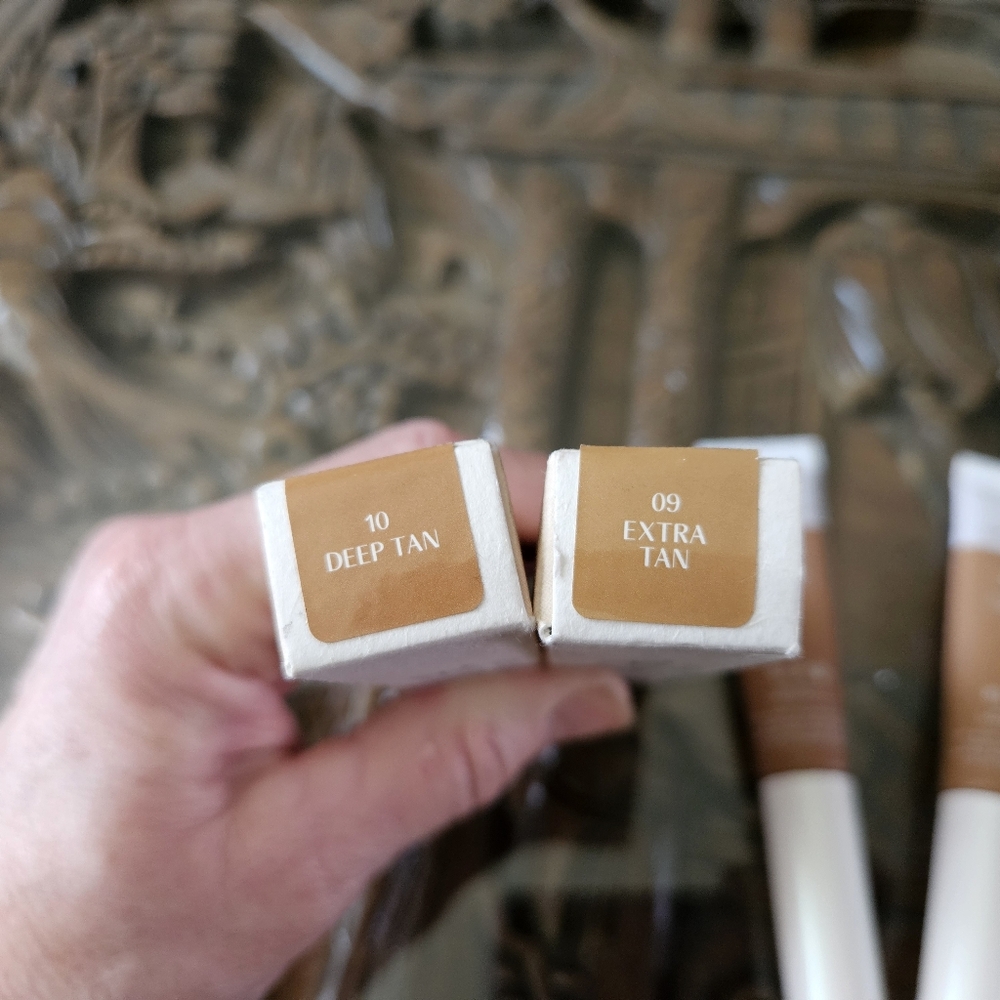 NIB Huda Bright Light Sheer Concealer 09 Extra Tan & 10 Deep Tan Retails $54 - Picture 4 of 4